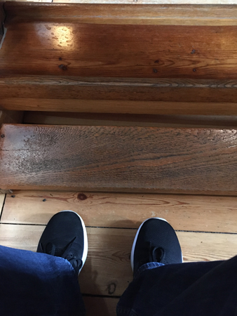 Mina fötter och kyrkbänk