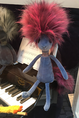 Docka med rött uppstående hår