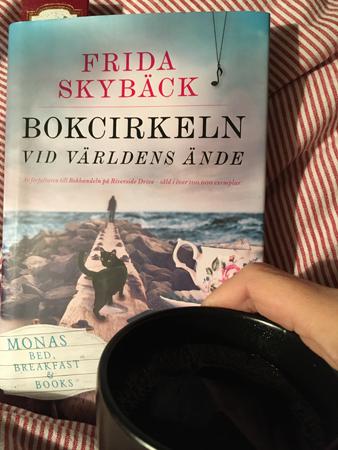 Boken Bokcirkeln vid världens ände och kaffe på sängen