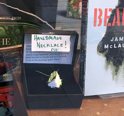 Handgjort halsband liten bok