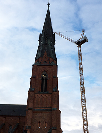 Domkyrkotornet och en kran