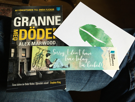 Boken Granne med döden bokmärke och vykort