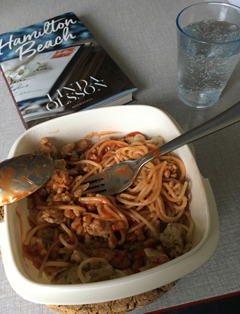 Boken Hamilton Beach och matlåda med pasta