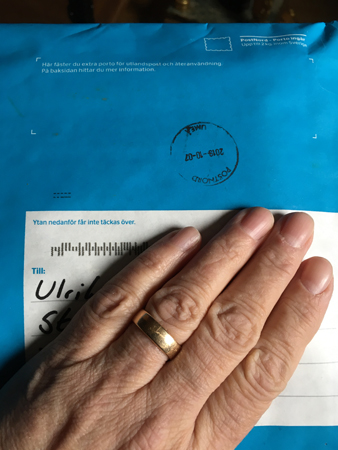 Min hand på ett blått paket