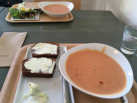 Räksoppa och smörgås på slottet