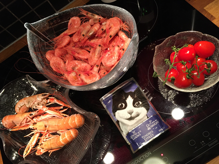 Havskräftor räkor tomater och en påse kattmat