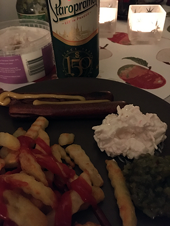 Kycklingkorv och pommes m räksallad bostongurka och öl Kycklingkorv och pommes m räksallad bostongurka och öl