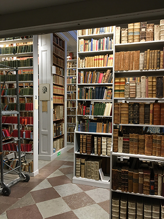 På väg in bakom böckerna i Universitetsbiblioteket