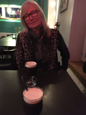 Trött Anna med Irish coffee