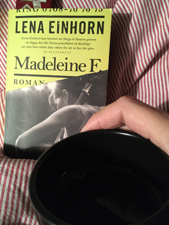 Boken Madeleine F och kaffe på sängen