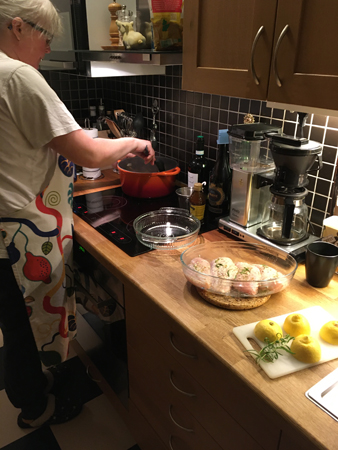 Anna rör i gjutjärnsgrytan