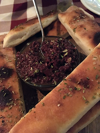 Olivröra och bröd Trattoria Alessandro