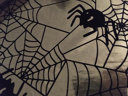 Spindelduk på vardagsrumsbordet