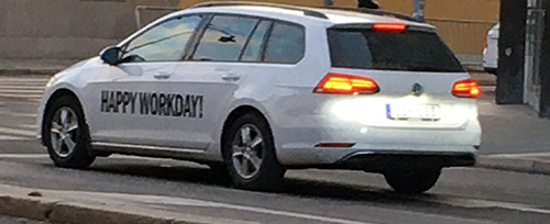 Bil med texten Happy workday