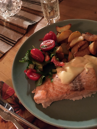 Lax grönsallad klyftor och hollandaise