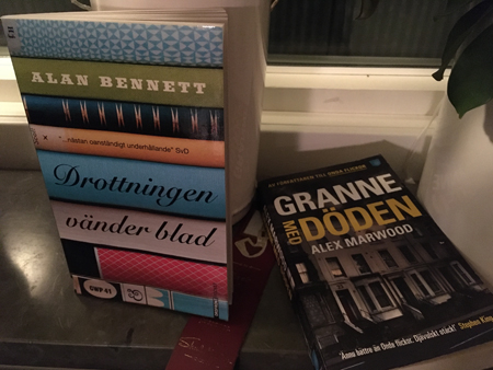 Böckerna Drottningen vänder blad och Granne med dödenrottningen vänder blad och Granne med döden