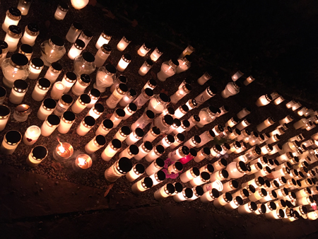 Ljus i minneslunden på Gamla kyrkogården