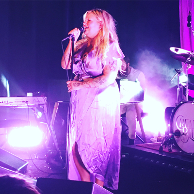 Sarah Klang på scenen lila