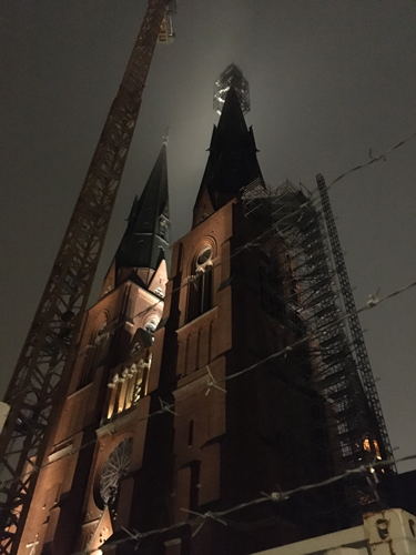 Domkyrkan med taggtråd