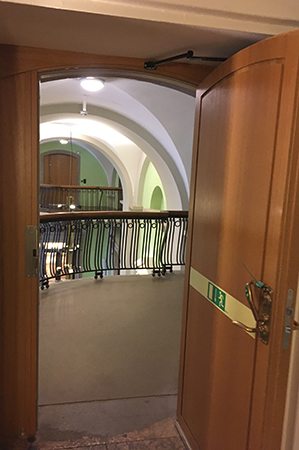 På väg ut till en inomhusbalkong Universitetsbiblioteket
