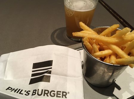 Halloumiburgare med tillbehör hos Phil