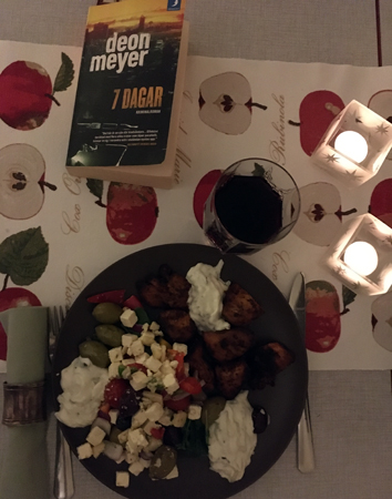 Kolgrillad kyckling sallad tzatziki vin och bok