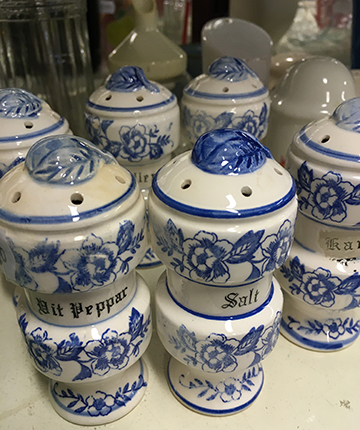 Kryddburkar på Återbruket