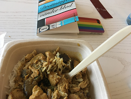 Lunch med boken Drottningen vänder blad