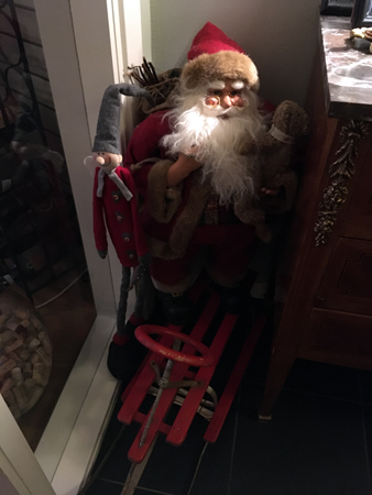 Annas stora tomte med glasögon och min lilla kälke