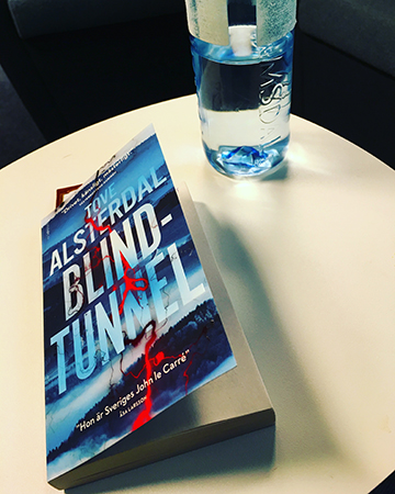 Boken Blindtunnel och vattenflaska Boken Blindtunnel och vattenflaska