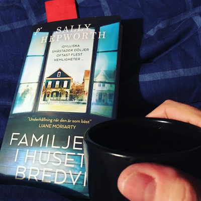 Boken Familjen i huset bredvid och kaffe på sängen