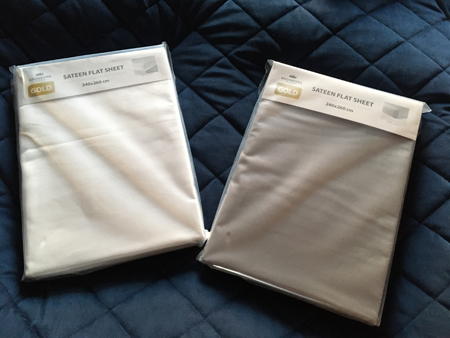 Satinunderlakan vitt och grått