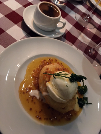 Grekiskt kaffe och friterad camembert med glas och persilja