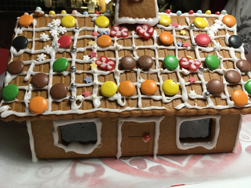 Dekorerat pepparkakshus med dörr