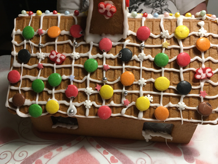 Dekorerat pepparkakshus baksida