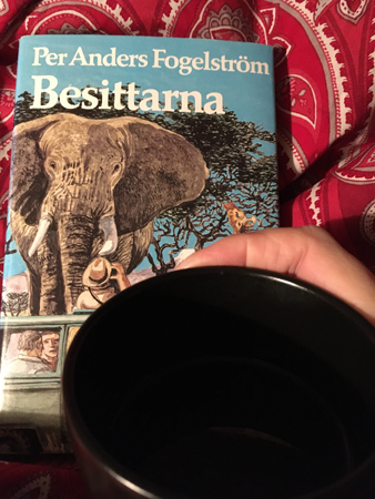 Besittarna och kaffe på sängen