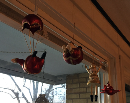 Fyra julfigurer i vardagsrumsfönstret höger sida