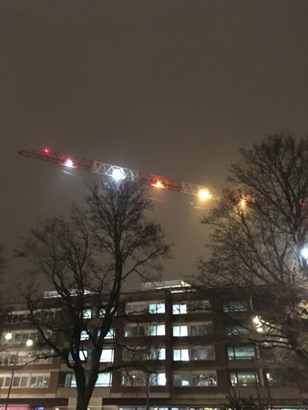 Kran mot decemberhimmel Vaksala torg