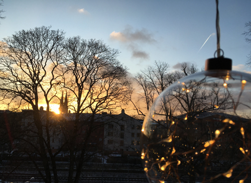 Solnedgång sedd genom sovrumsfönstret