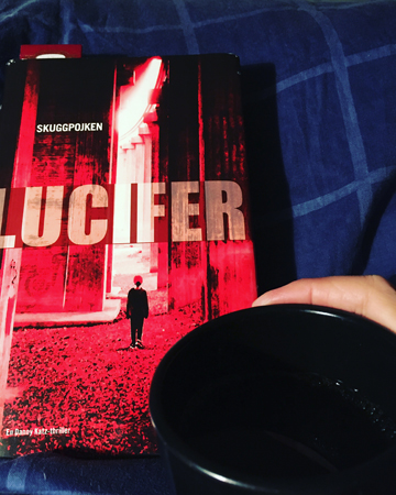 Boken Skuggpojken och kaffe på sängen