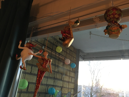 Fyra julfigurer i vardagsrumsfönstret vänster sida