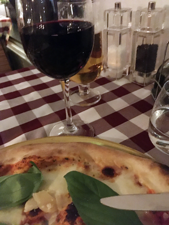 Montepulcianovin och quattro formaggipizza