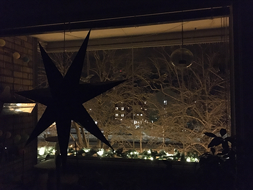 Vardagsrummet vintermorgon utanför