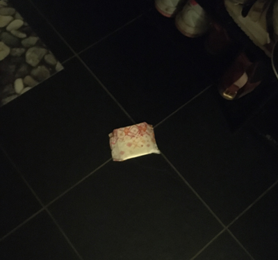 Binda på hallgolvet