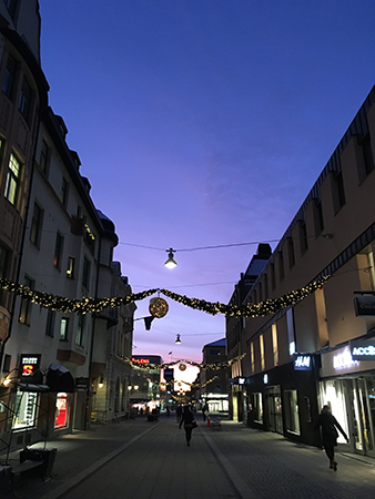 Gågatan på väg till jobbet Gågatan på väg till jobbet