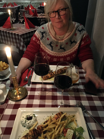 Anna och kycklingspettmiddag