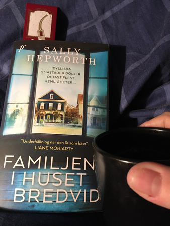 Boken Familjen i huset bredvid o kaffe på sängen