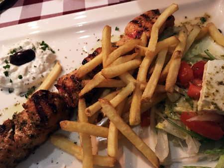 Kycklingspett med strips tzatziki och grönsaker