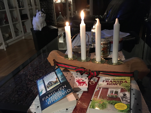 Böckerna Familjen i huset bredvid och Franska kort