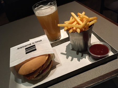 Halloumiburgare och öl på Phils Halloumiburgare och öl på Phils